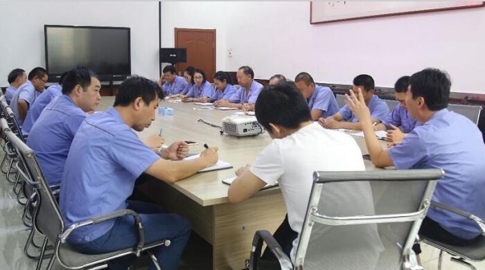 参会人员认真学习